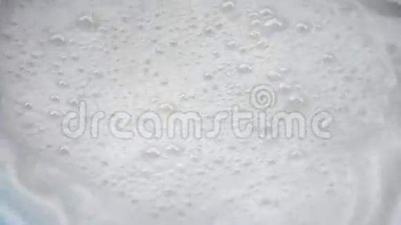 运动气泡产生于洗发水视频的预览图