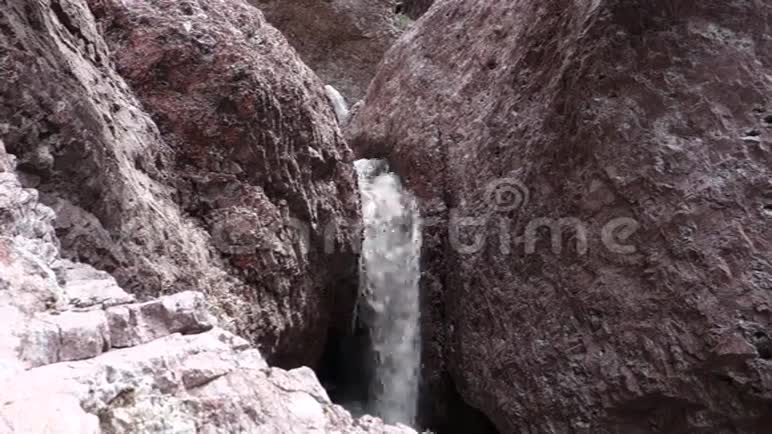穿过沙漠峡谷的水视频的预览图