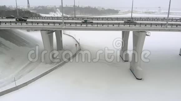 冬季新桥的鸟瞰图视频的预览图