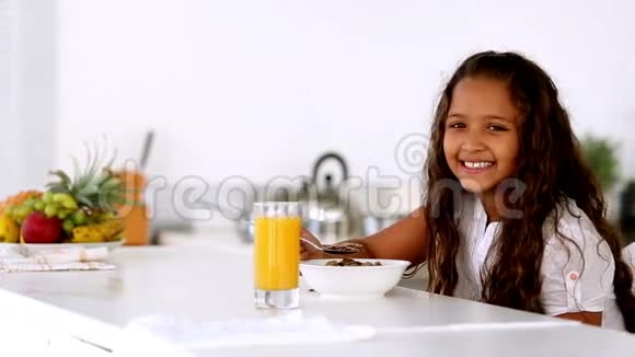 早餐时小女孩正对着镜头微笑视频的预览图