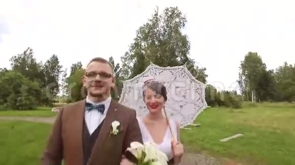 刚结婚的一对健走夫妇视频的预览图