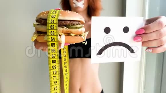 饮食一个女人想吃汉堡的画像但一张粘着的嘴一种饮食观念不健康的食物一种意志视频的预览图