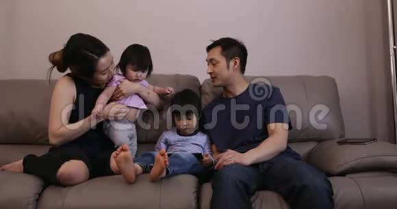 家庭享受时光一起在家放松视频的预览图