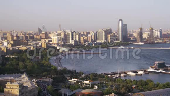 从上至巴库市的全景新闻阿塞拜疆视频的预览图