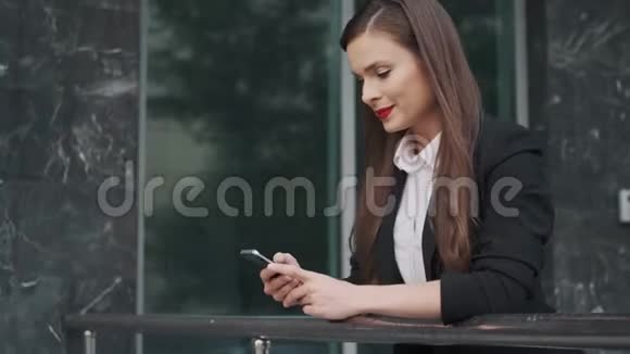 一位手里拿着手机的年轻女子的肖像视频的预览图