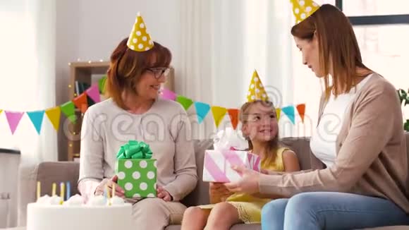 家庭聚会上带生日祝福的女孩视频的预览图