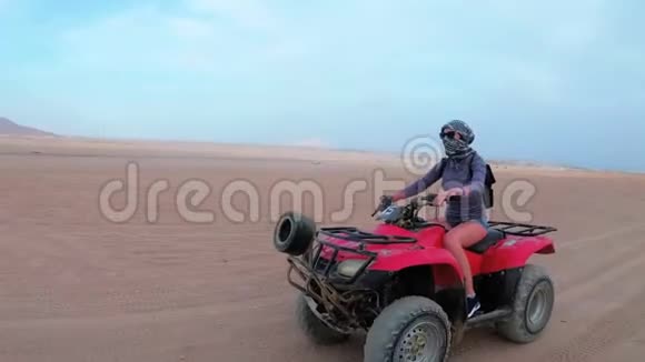 在埃及沙漠里女人骑着一辆四方自行车动中的动态视图视频的预览图