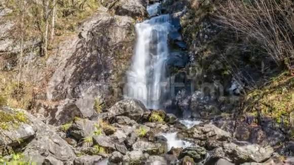 瀑布流过悬崖阿布哈兹视频的预览图