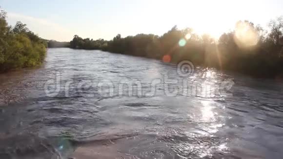 一条河的景色视频的预览图