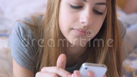女孩用她的手机视频的预览图