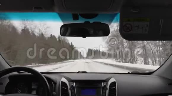 冬季阴天开车从出租车上看视频的预览图