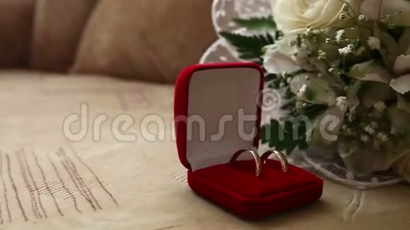 背景中红色盒子里的结婚戒指视频的预览图