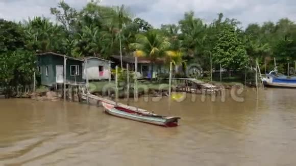 巴西贝伦杜帕拉马拉霍运河沿线的房屋视频的预览图