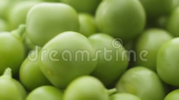 新鲜的绿色豌豆旋转快关门视频的预览图
