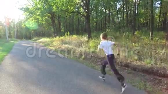 苗条的少年正在森林里的小径上奔跑男孩受过良好的跑步训练自然运动视频的预览图