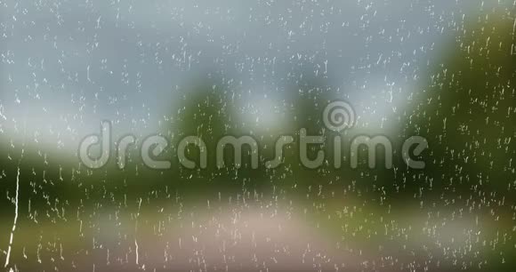 雨滴落在玻璃蓝色背景上水滴落在玻璃玻璃上自然树运动视频的预览图