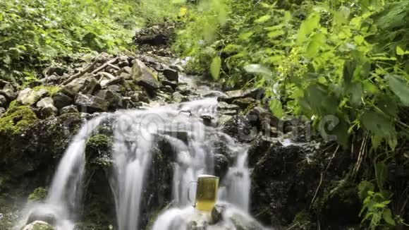 啤酒在瀑布泉中冷却视频的预览图