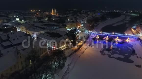 乌克兰乌日戈罗德圣诞前夜晚童话城市令人惊叹的鸟瞰图视频的预览图