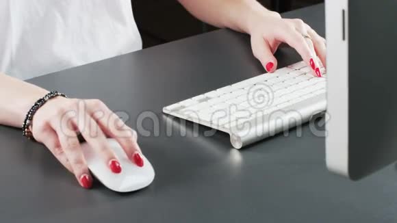 使用鼠标和键盘的女人视频的预览图