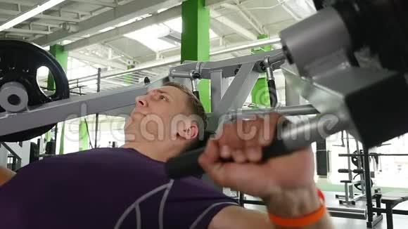 年轻男子在健身机上伸展胸肌视频的预览图