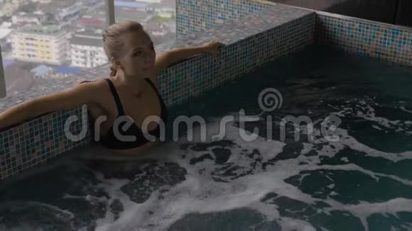 漂亮苗条的女人在按摩浴缸里放松视频的预览图
