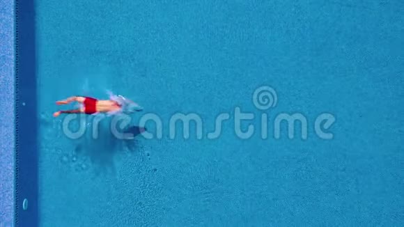 从顶部看一个人潜入游泳池在水下游泳视频的预览图