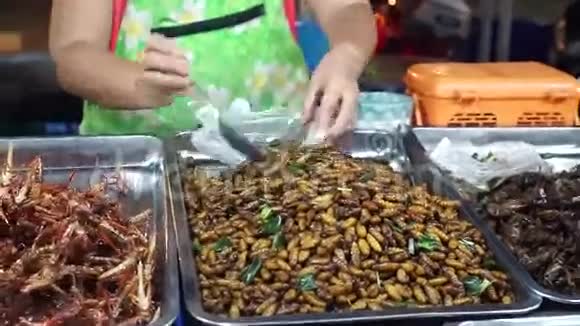 油炸昆虫泰国街头食品视频的预览图