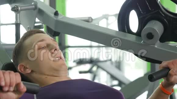 年轻男子在健身机上伸展胸肌视频的预览图