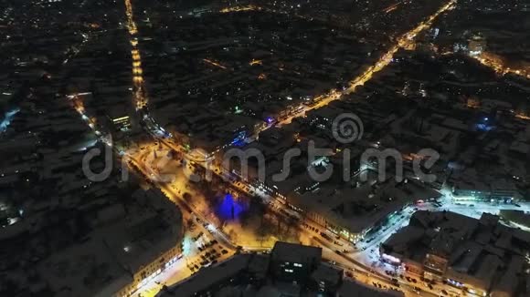 乌克兰乌日戈罗德圣诞前夜晚童话城市令人惊叹的鸟瞰图视频的预览图