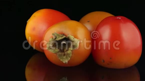 红色成熟的柿子视频的预览图