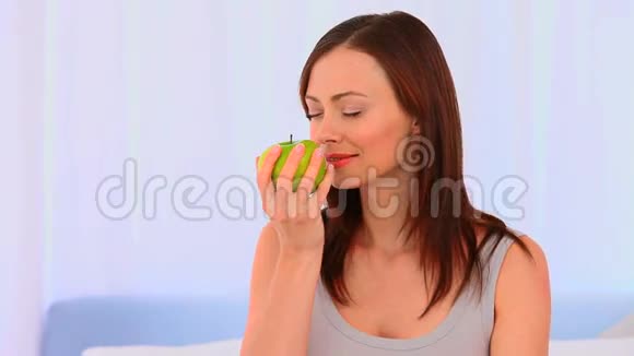 放松的女人吃苹果视频的预览图