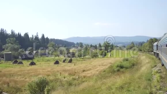 美丽的山景村庄道路和河流视频的预览图