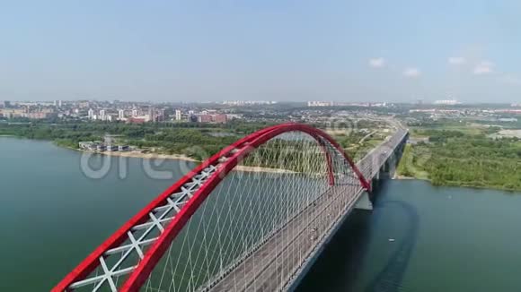 无人机飞越河流斜拉桥美丽的风景视频的预览图