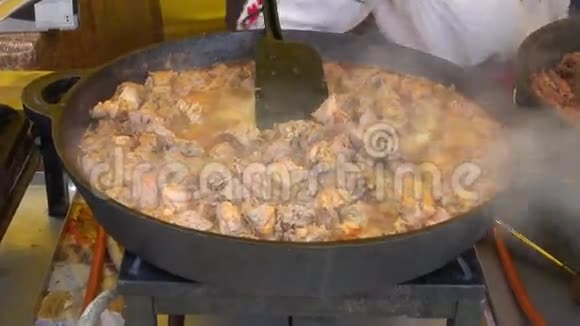 大金属锅煮肉炖视频的预览图