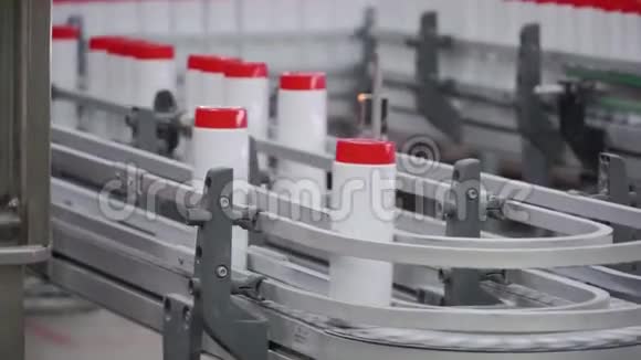自动生产线上的液体洗涤剂剪辑生产化学品生产线视频的预览图
