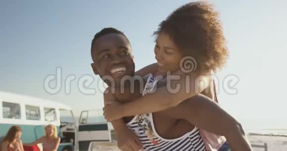 海滩上的年轻成年夫妇视频的预览图