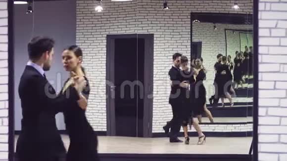 专业舞者在舞厅跳探戈视频的预览图