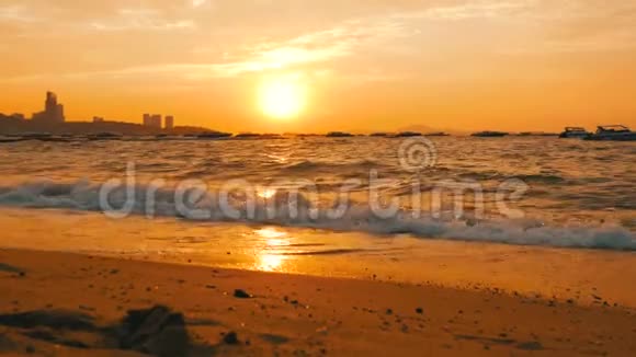 泰国帕塔亚2017年12月25日在群山的背景下海岸上美丽的红色日落视频的预览图