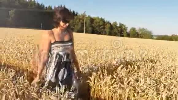 穿着夏装走在农村的中年美女视频的预览图