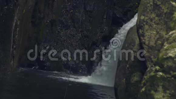 河流中的瀑布流在河流中的大石头上瀑布瀑布瀑布中流淌的山河视频的预览图