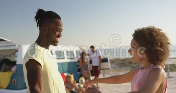 海滩上的年轻成年夫妇视频的预览图
