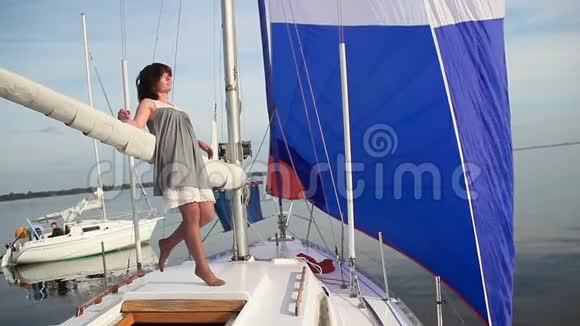 迷人的女性在帆船上享受暑假视频的预览图