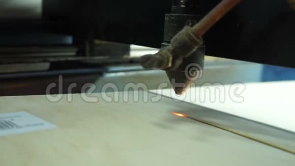 数控机床用激光切割木材数控机床在工作特写镜头视频的预览图