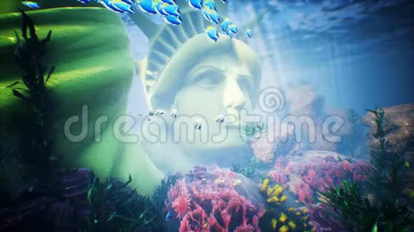 水下的海浪与热带鱼和自由女神像一起荡漾装载视频的预览图