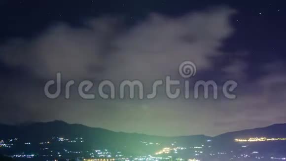 夜晚的云过山时间流逝视频的预览图