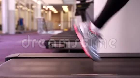 超级健康的女人在跑步机上跑步视频的预览图