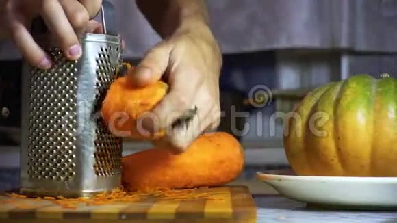 胡萝卜在家厨房上的烤烤饼视频的预览图