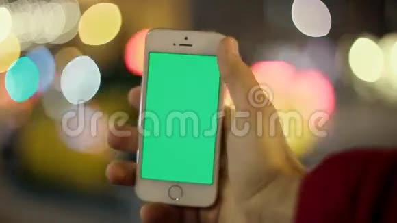 男人用他的智能手机在手城市街视频的预览图