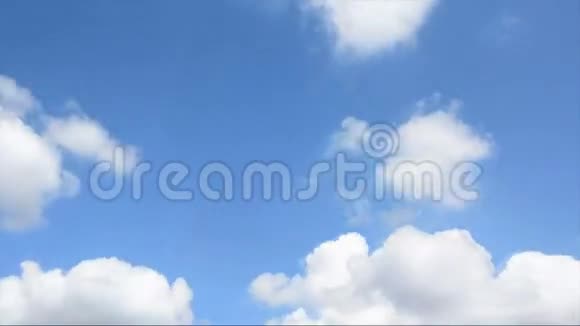 印度蓝天上空云流过的时间推移存量片段视频的预览图