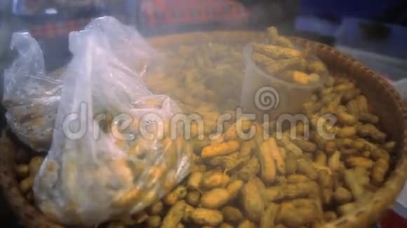 泰国市场上一夜热坚果视频的预览图